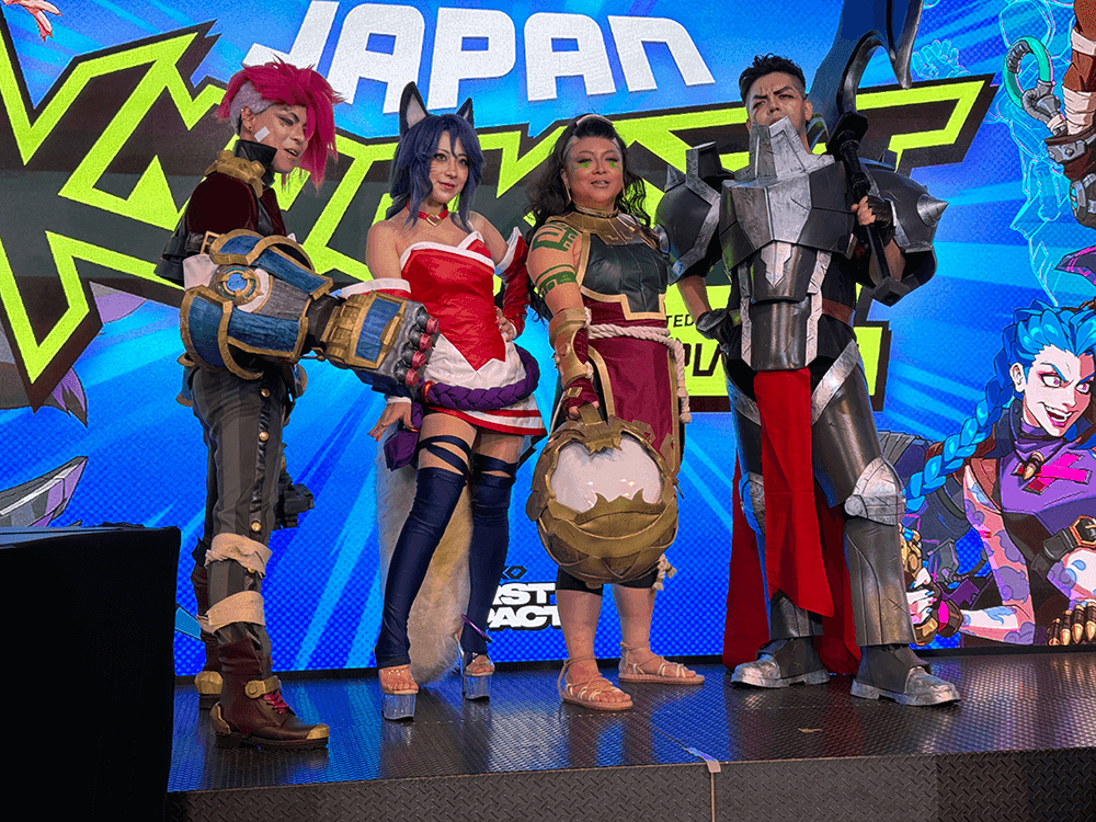 コスプレイヤー4人によるステージショー