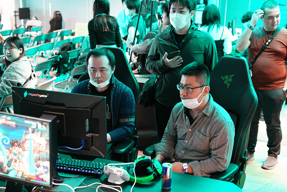 フリー対戦台で2XKOをプレイする男性二人組